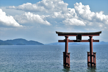白髭神社、滋賀県、日本の景色、びわ湖、鳥居、湖、湖に浮かぶ鳥居