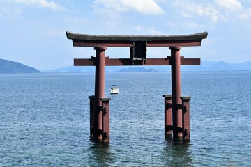 白髭神社、滋賀県、日本の景色、びわ湖、鳥居、湖、湖に浮かぶ鳥居