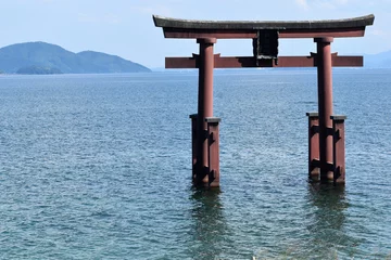 Foto op Canvas 白髭神社、滋賀県、日本の景色、びわ湖、鳥居、湖、湖に浮かぶ鳥居 © BJ
