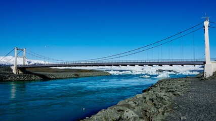 Brücke in der faszinierenden Landschaft Islands.