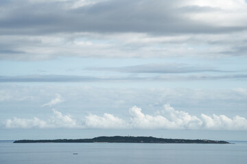 沖縄県 西表島から見る鳩間島
