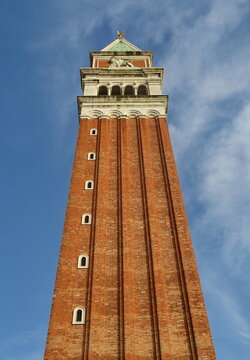 Le Campanile de Saint-Marc &agrave; Venise. Italie.
&ldquo;Le Patron de la Maison&rdquo; &ldquo;El paron de casa&rdquo;, surnom donn&eacute; par les V&eacute;nitiens au Campanile.
