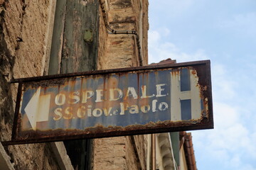 Ancienne pancarte rouillée indiquant : Ospedale. San Giovanni e Paolo.  (Hôpital San Giovanni et Paolo). Venise. Italie. 