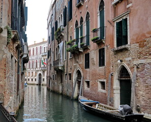 Fototapeta na wymiar Petit canal bordé de palais roses. Venise. Italie.