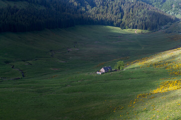 Paysage des Monts du Cantal au printemps dans le Parc R&eacute;gional Naturel des Volcans d'Auvergne en France autour du Puy Mary
