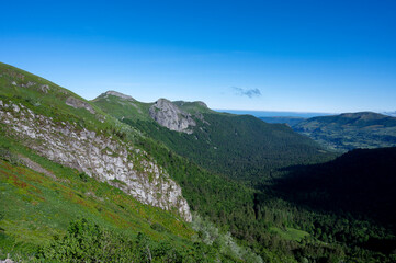 Fototapeta premium Paysage des Monts du Cantal au printemps dans le Parc Régional Naturel des Volcans d'Auvergne en France autour du Puy Mary et du Pas de Peyrol