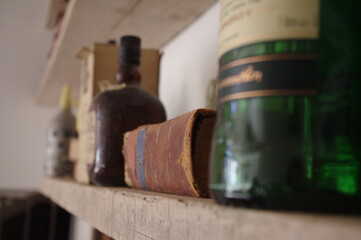 Libro antiguo entre botellas