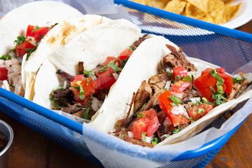 bandeja con tacos de carne y verdura con salsa picante