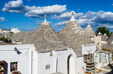 I trulli, tipiche abitazioni della zona di Alberobello, lungo la Via Peuceta del Cammino Materano