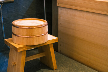 お風呂場にある檜(ひのき)の桶とイス