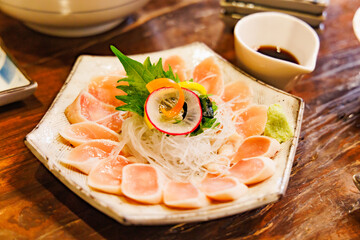 綺麗に盛り付けられた鶏肉のたたき