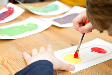 Obraz na płótnie Canvas Color mixing task. Children's activities, easy ideas for children at home. Art lessons at home. DIY tasks for children. Early preschool education.