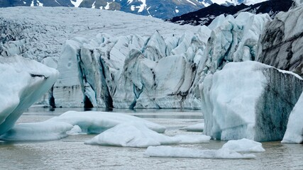 Gipfeleis und Gletschereis in der Landschaft Islands.
