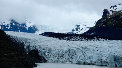 Fototapeta na wymiar Gipfeleis und Gletschereis in der Landschaft Islands.