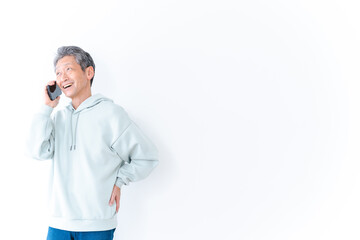 スマホで電話をかける高齢の男性