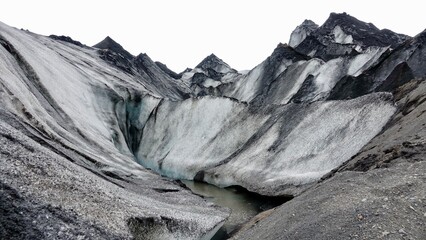 Gipfeleis und Gletschereis in der Landschaft Islands.