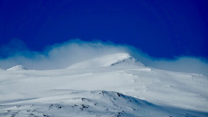 Gipfeleis und Gletschereis in der Landschaft Islands.