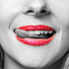 Colorkey CloseUp, Mund einer jungen Frau mit Glitter Lippenstift, die sich mit der Zunge die Lippen leckt