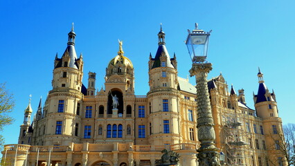 Fototapeta na wymiar malerische Dachkonstruktion des Schweriner Schlosses mit Türmen und vergoldeter Kuppel und Laterne
