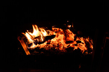 暗闇の中で燃える薪