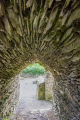 Fototapeta na wymiar Durchgang in der Old Mellifont Abbey, Irland