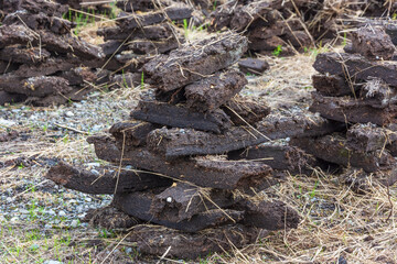 Torf-Briketts auf einem Feld in Irland