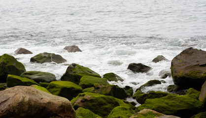 Fototapeta na wymiar Una playa de piedras desprendidas de los acantilados en las Islas Canarias.