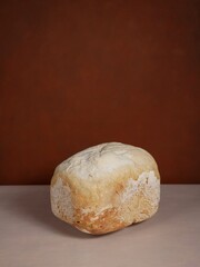 Miche de pain devant fond brun. Pain fait maison 