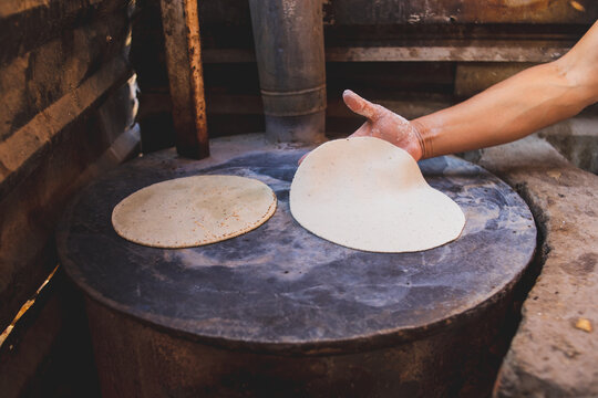 tortilla echa a mano sobre comal de le&ntilde;a