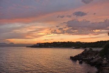 Kolorowy zachód słońca w Cap Salou nad morzem śródziemnym - obrazy, fototapety, plakaty