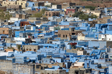 Fototapeta na wymiar vue serrée de la ville bleue de Udaipur (Rajastan)