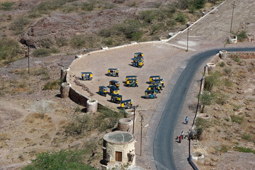 Parking à taxi (rickshaw) vue depuis le fort de Udaipur (Rajastan)