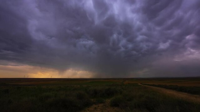 Nubes de tormenta en el desierto timelapse