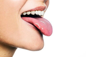 Close Up Mund, weibliches Model streckt die Zunge raus