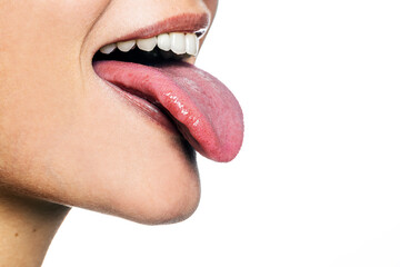 Close Up Mund, weibliches Model streckt die Zunge raus
