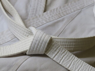 Uniforme de artes marciales con cinturón blanco