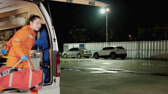 ambulance paramedic staff are helping to provide first aid to the accident victims in a hurry to bring them to the hospital in time.
