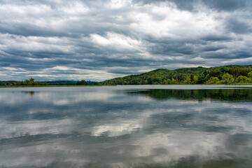 Dunkle Gewitterwolken am idyllischen Seehamer See