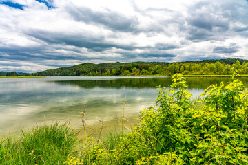 Wolken ziehen über den bayerischen Seehamer See