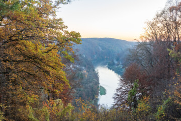 Donaudurchbruch bei Kelheim im Herbst
