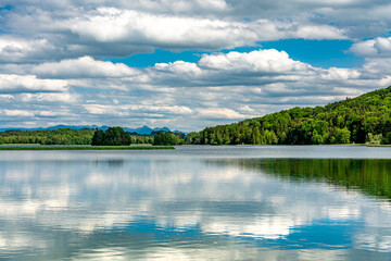 Obraz na płótnie Canvas Die Wolken spiegeln sich im Seehamer See