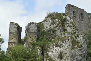 Fototapeta na wymiar ruines de château médiéval en haute montagne