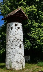 Fototapeta na wymiar alter Turm als Taubenhaus
