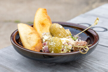 Entry course with olives and garlic bread on a plate