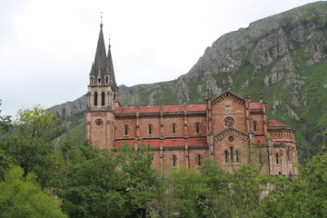 Fototapeta na wymiar Basílica de Covadonga en Asturias