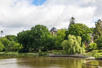 Fototapeta premium Parc autour du Lac de Bagnoles-de-l'Orne lors d'une journée ensoleillée