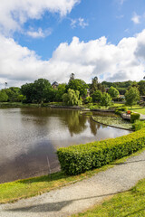 Parc autour du Lac de Bagnoles-de-l'Orne lors d'une journée ensoleillée
