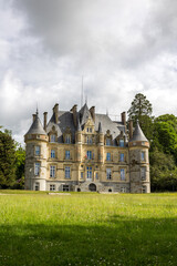 Château de la Roche Bagnoles par un temps nuagueux