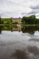Fototapeta premium Vue l'ancien Grand Hôtel de Bagnoles-de-l'Orne depuis le lac