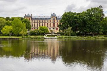 Fototapeta na wymiar Vue l'ancien Grand Hôtel de Bagnoles-de-l'Orne depuis le lac
